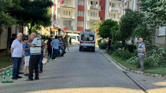 Emekli polis apartman görevlisini silahla yaraladı