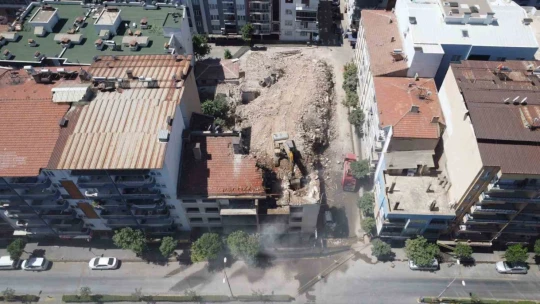 Emniyet Müdürlüğü D Hizmet Binası'nın yıkımı sürüyor