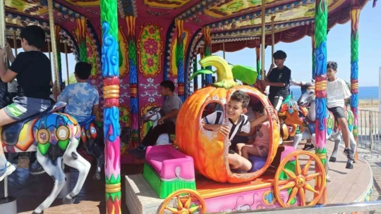 Engel tanımayan gençler lunaparkta gönüllerince eğlendi