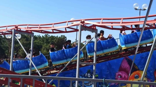 Engel tanımayan gençler lunaparkta gönüllerince eğlendi