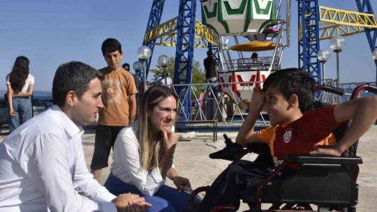 Engel tanımayan gençler lunaparkta gönüllerince eğlendi