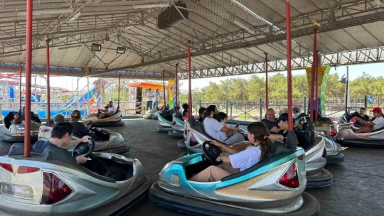 Engel tanımayan gençler lunaparkta gönüllerince eğlendi