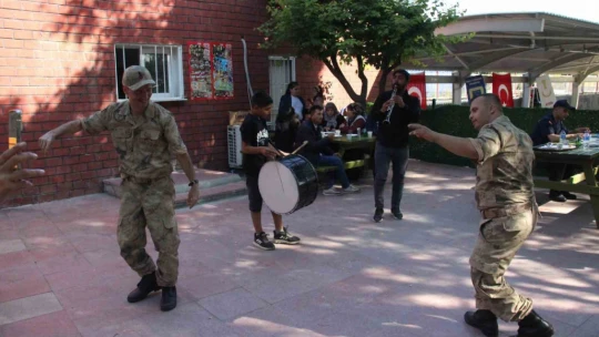 Engelli bireyler temsili askerlikle üniforma giyerek yemin etme gururunu yaşadı