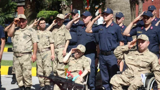 Engelli bireyler temsili askerlikle üniforma giyerek yemin etme gururunu yaşadı