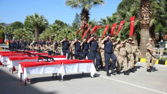 Engelli bireyler temsili askerlikle üniforma giyerek yemin etme gururunu yaşadı
