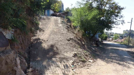 Engelli yaşlı çiftin yolu parke taşla kaplandı