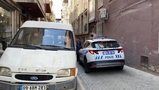 Eşini evde boğazında kemerle buldu