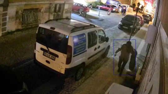 Esnafın çağrısını duyan hırsız, çaldığı süs bitkisini geri getirdi