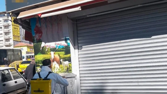 Etlerin çürüyüp koktuğu kasap dükkanını Efeler Belediyesi temizledi