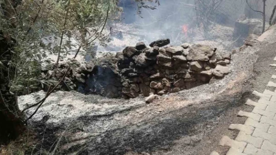 Evde çıkan yangın araziye sıçradı
