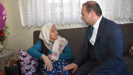 Evde sağlık hizmeti alan vatandaşlar yalnız bırakılmıyor
