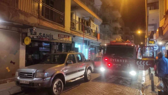 Evi yanan yaşlı kadın, can yoldaşını ölüme terk etmedi
