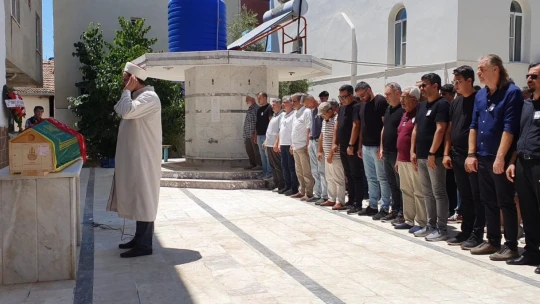 Evinde ölü bulunan yarış spikeri toprağa verildi