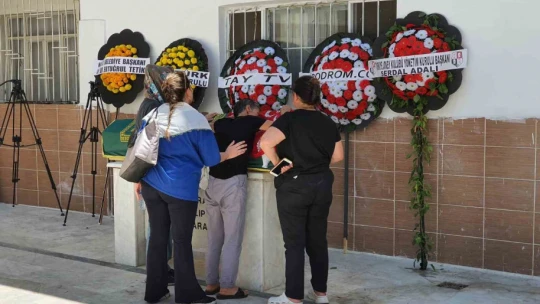 Evinde ölü bulunan yarış spikeri toprağa verildi