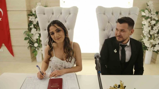 Evlenmek için 29 Şubat'ı seçtiler