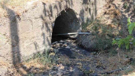 Fabrikanın atık suyu vatandaşı mağdur etti