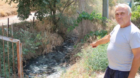 Fabrikanın atık suyu vatandaşı mağdur etti