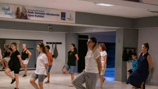 Farklı yörelere ait halk dansları Kuşadası'nda yaşatılıyor