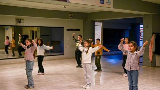 Farklı yörelere ait halk dansları Kuşadası'nda yaşatılıyor