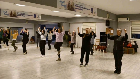 Farklı yörelere ait halk dansları Kuşadası'nda yaşatılıyor