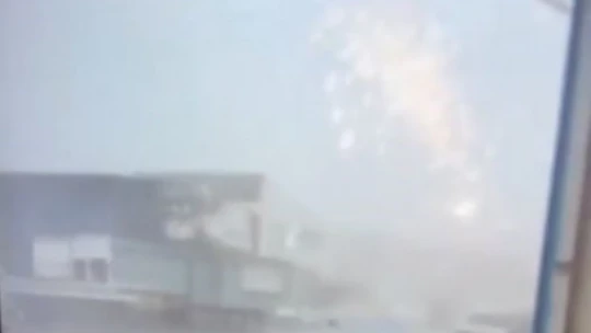 Fırtınaya dayanamayan bir binanın çatısı saniyeler içinde yok oldu
