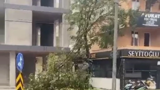 Fırtınaya dayanamayan bir binanın çatısı saniyeler içinde yok oldu