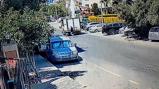 Freni boşalan kamyoneti durdurmak için sürücüsünün peşinden koştuğu anlar kamerada