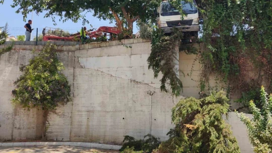 Freni boşalan kamyoneti durdurmak için sürücüsünün peşinden koştuğu anlar kamerada