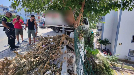 Freni boşalan kamyoneti durdurmak için sürücüsünün peşinden koştuğu anlar kamerada