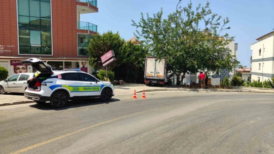 Freni boşalan kamyoneti durdurmak için sürücüsünün peşinden koştuğu anlar kamerada