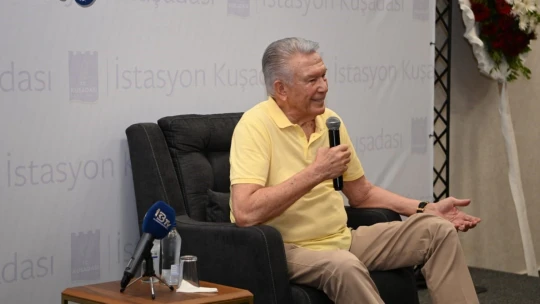 Gazeteci Uğur Dündar Kuşadası'nda sevenleriyle buluştu