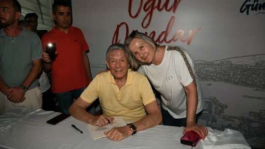Gazeteci Uğur Dündar Kuşadası'nda sevenleriyle buluştu