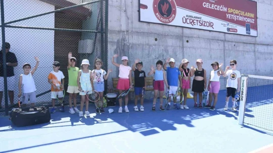 Geleceğin tenisçileri Kuşadası'nda yetişiyor