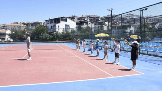 Geleceğin tenisçileri Kuşadası'nda yetişiyor