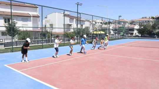 Geleceğin tenisçileri Kuşadası'nda yetişiyor