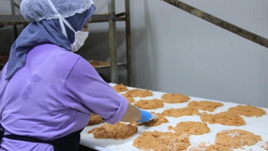 Geleneksel yöntemlerle yapılan tarhana raflardaki yerini aldı