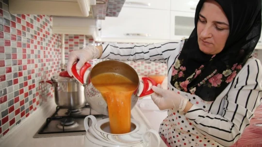 Geleneksel yöntemlerle yapılan tarhana raflardaki yerini aldı