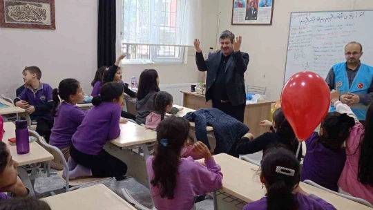 Genç gönüller, çocuk gönüllerle buluşuyor