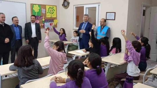 Genç gönüller, çocuk gönüllerle buluşuyor