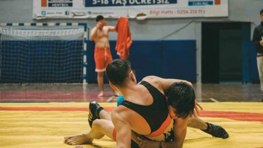 Genç güreşçiler mindere şampiyonluk için mücadele etti