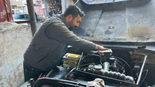 Genç usta eski cipleri modernleştiriyor