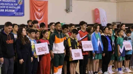 Genç yeteneklerin badminton mücadelesi başladı