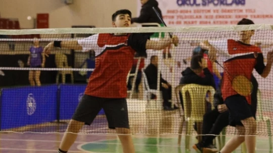 Genç yeteneklerin badminton mücadelesi başladı