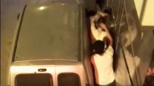 Gençler tekme yumruk birbirine girdi