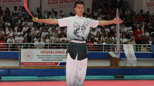Gençlerin gösterileri ayakta alkışlandı