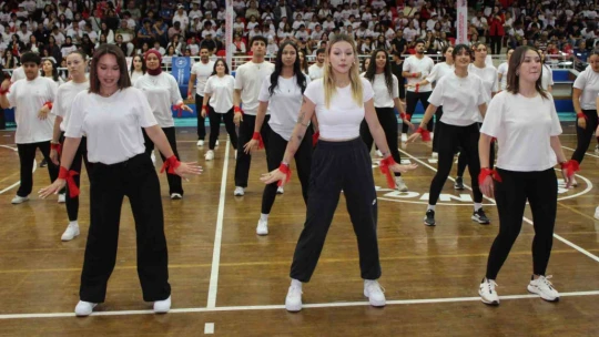 Gençlerin gösterileri ayakta alkışlandı