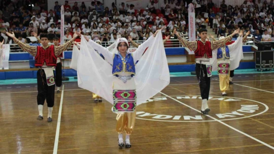 Gençlerin gösterileri ayakta alkışlandı