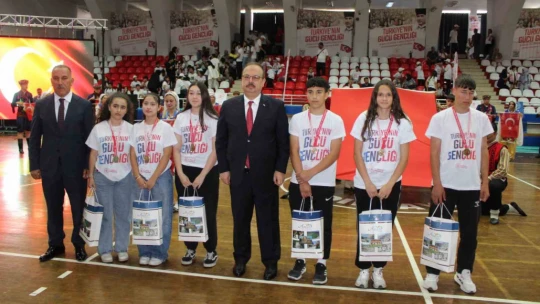 Gençlerin gösterileri ayakta alkışlandı