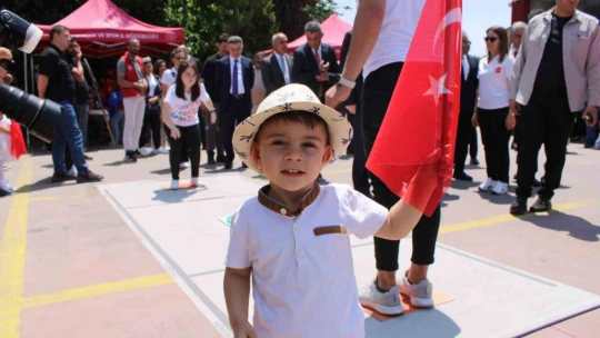 Gençlerin gösterileri ayakta alkışlandı