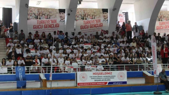 Gençlerin gösterileri ayakta alkışlandı